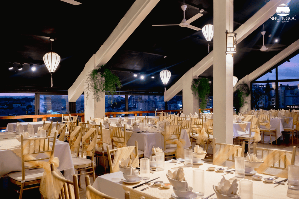 Qu&aacute;n c&oacute; kh&ocirc;ng gian rộng r&atilde;i, sang trọng, hiện đại c&ugrave;ng sức chứa hơn 500 kh&aacute;ch (Nguồn: Fanpage Nh&agrave; H&agrave;ng Như Ngọc)